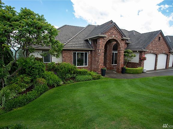 Sidewalks and extra wide streets in the Rim. No step entry to main floor from front walk or garage! Fully sprinkled yard with mature plantings. Easy to maintain and beautiful to look at!