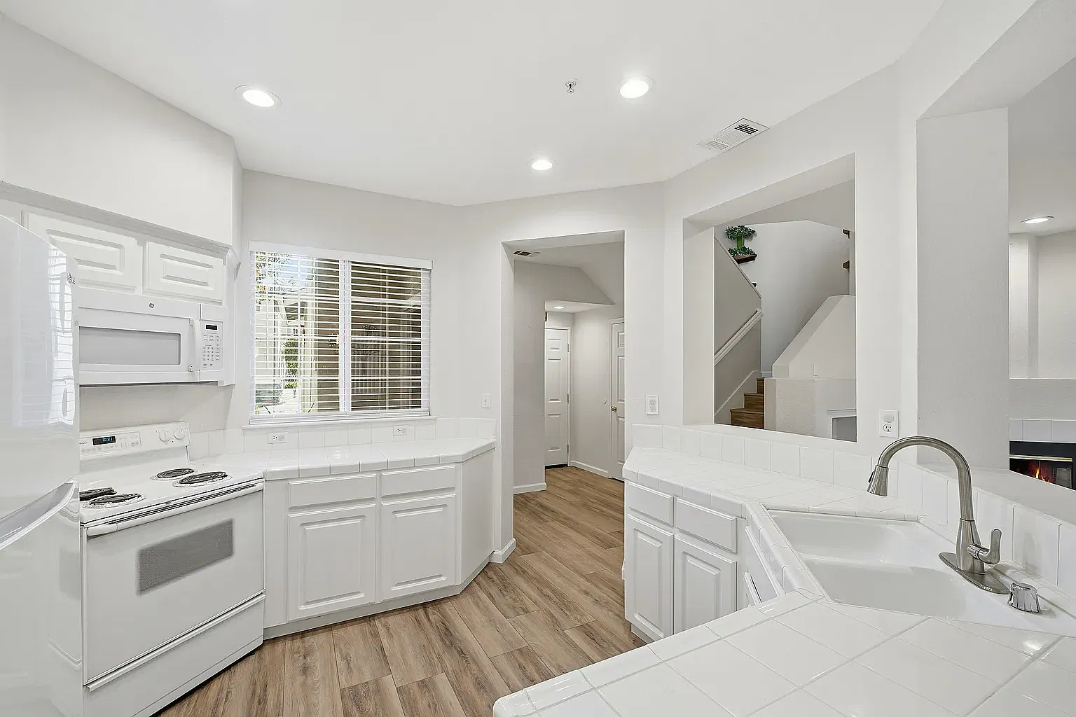 2 bed, 1387 sqft, $3,650 — Photo 3