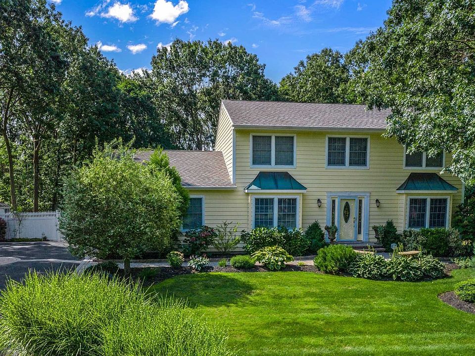 1st image of 4 Woods Dr