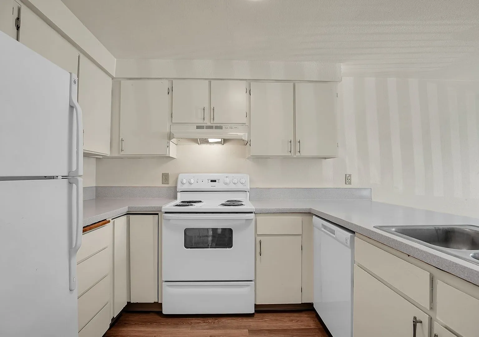 GARDEN COURT APTS. — Photo 3