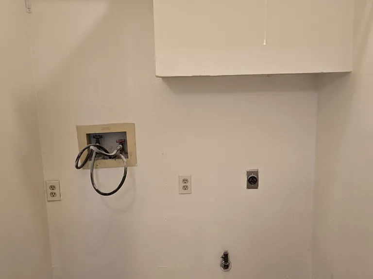 Washer & Dryer Hookups