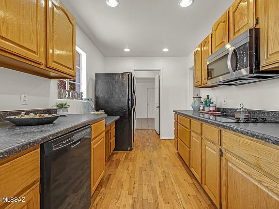 5th image of 2758 N Warren Ave