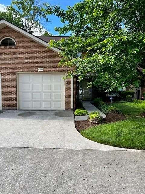 Front of unit / 1 Car Garage