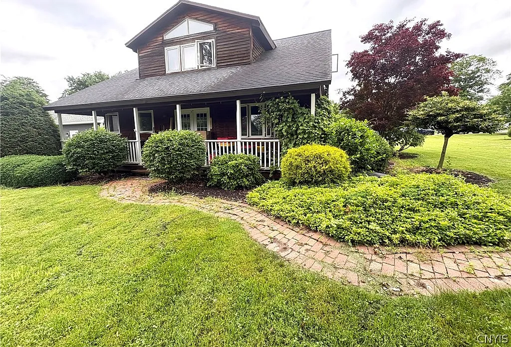 4 bed, 2.0 bath, 2605 sqft, $2,400 — Photo 2