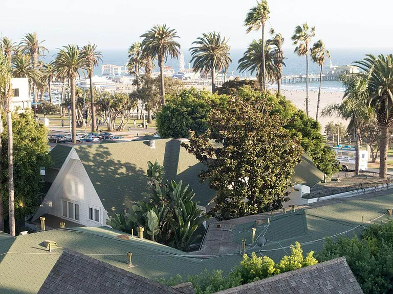 Chelsea Santa Monica — Photo 17