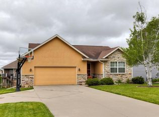 6075 E Oakwood Dr, Pleasant Hill, IA 50327