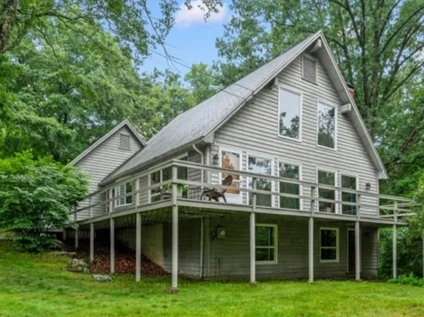 8 Chestnut Hill Rd, Wilbraham, MA 01095