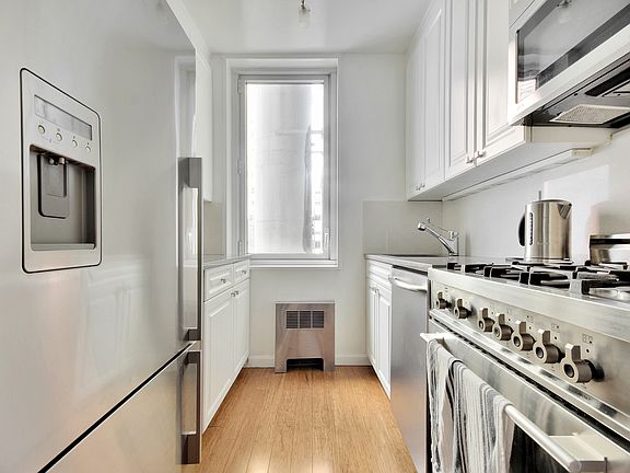 5th image of 212 E 47th St APT 20B