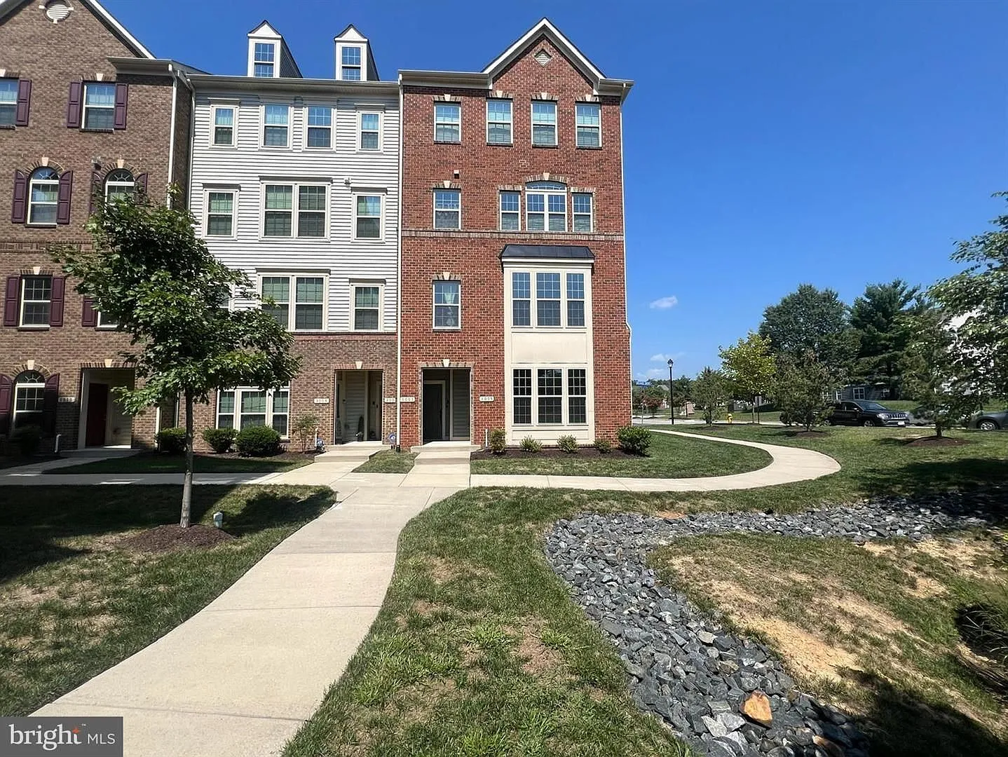 Beautiful end of group 3bd 2.5bth 2 level townhouse/condo with attached garage. — Photo 1