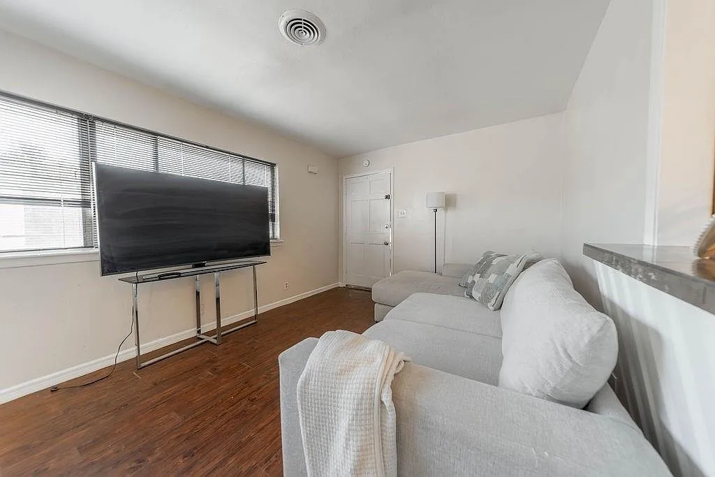 2 bed, 1.5 bath, $1,500 — Photo 4