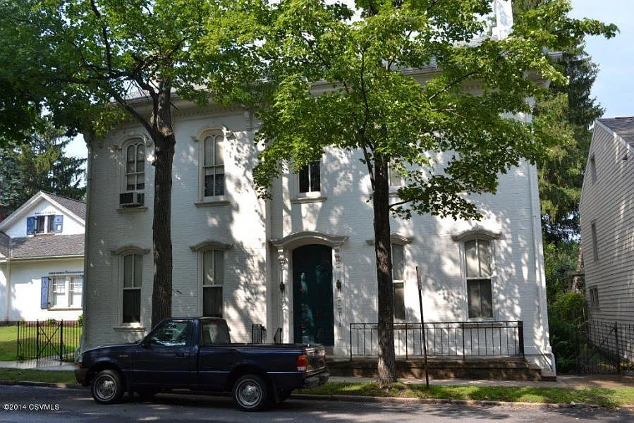 130 King St photo 1