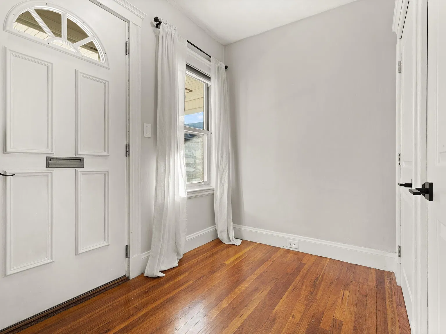 2 bed, 1.5 bath, 1630 sqft, $2,850 — Photo 2