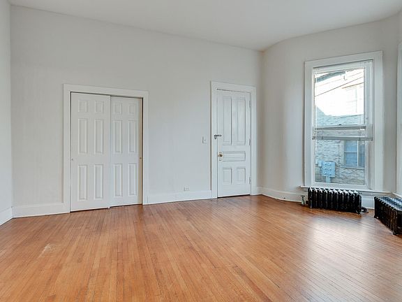 5th image of 325 W Jackson St APT 1E