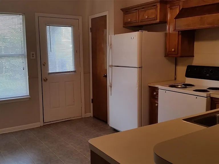 1715 Hazelwood St — Photo 4