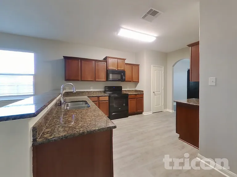 1502 Tulip Ln — Photo 6