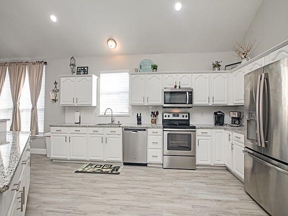 3rd image of 3311 Calais Cir