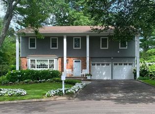 5 Samuel Ct, Syosset, NY 11791