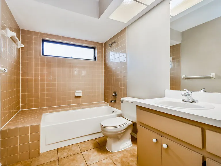 2225 Hidden Meadows Dr E — Photo 12