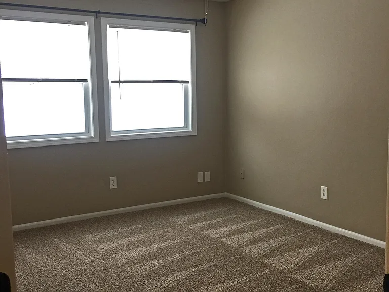 1733 Lawrence Ave — Photo 14