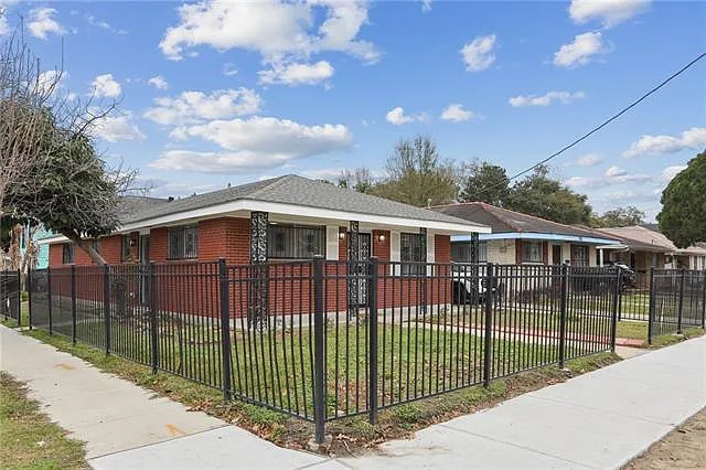 3 bed, 2.0 bath, 1377 sqft, $1,800 — Photo 4