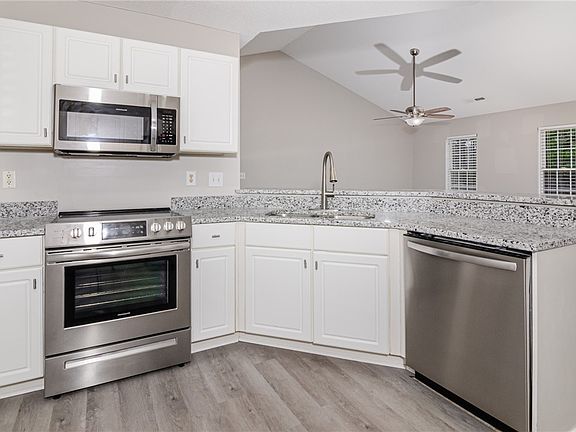 3rd image of 102 Hawk Ridge Dr