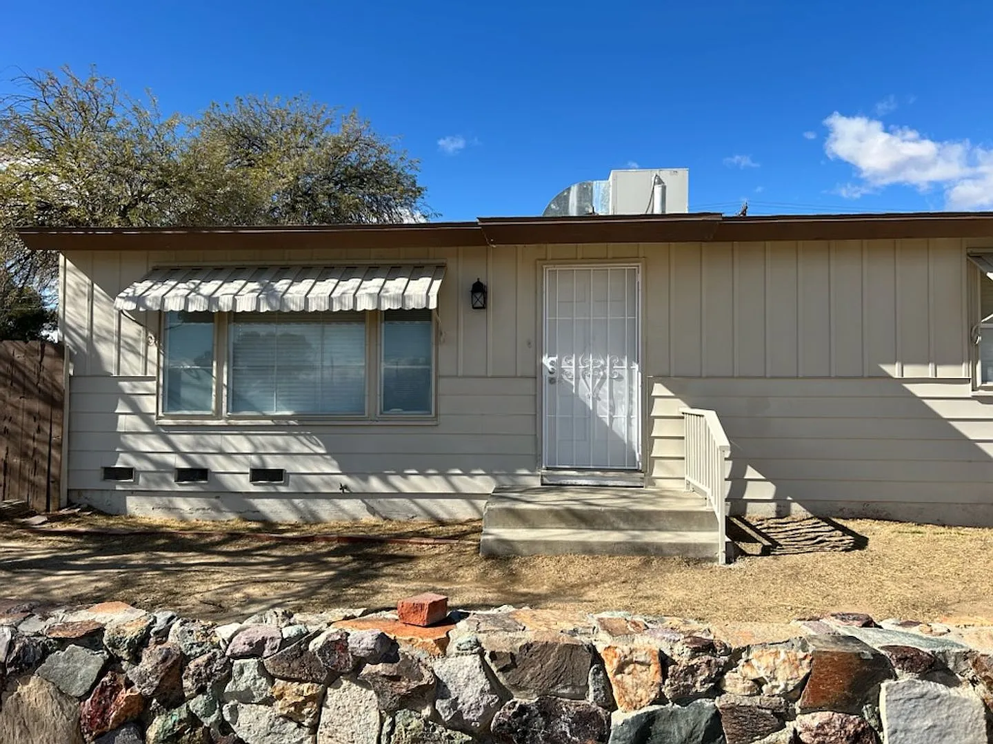 3 bed, 2.0 bath, 1400 sqft, $1,500 — Photo 1