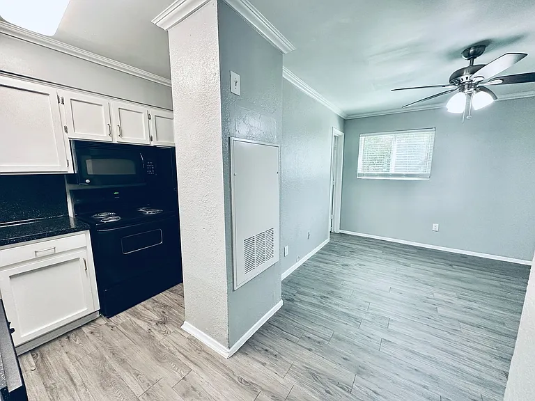 Awesome open Studio Apartments Close to Downtown — Photo 51