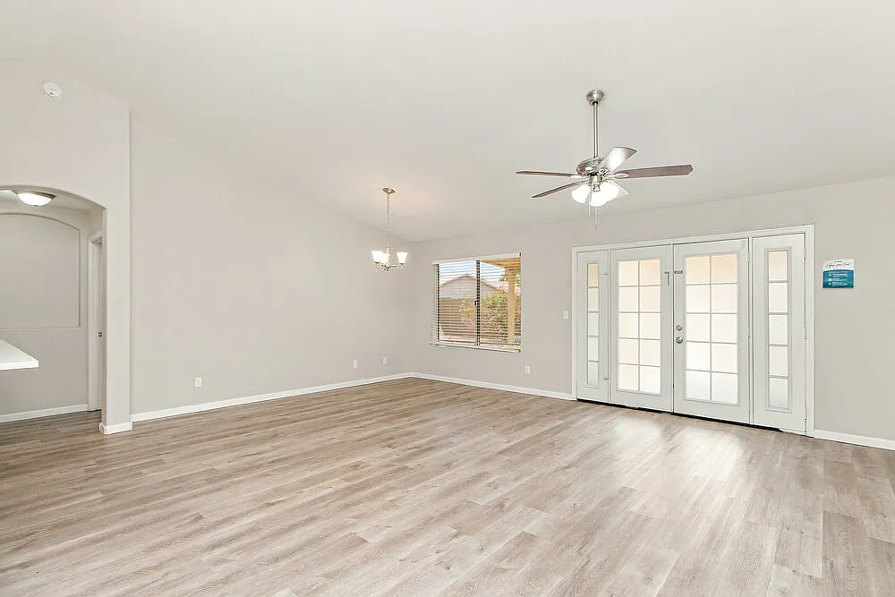 3 bed, 2.0 bath, 1439 sqft, $2,360 — Photo 4