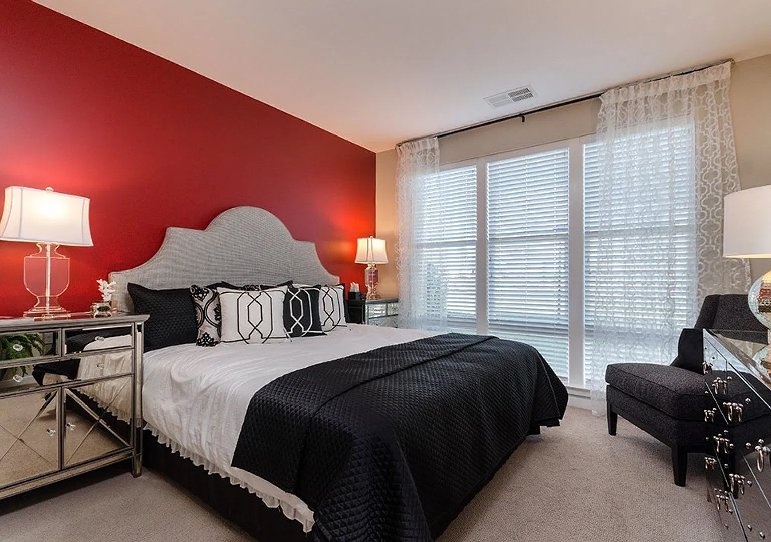 Two Bedroom Luxury Apartment (Elevator Building) — Photo 2