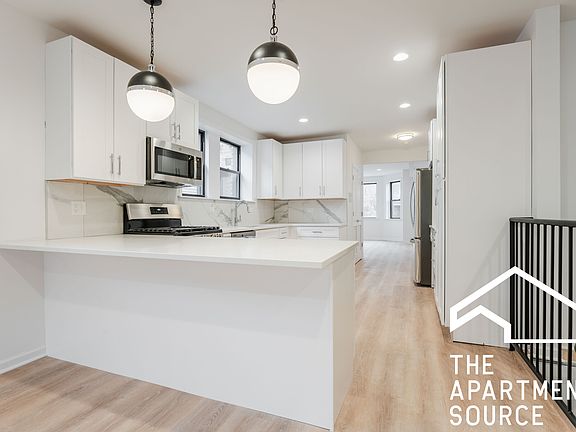 4th image of 2663 W Medill Ave #1