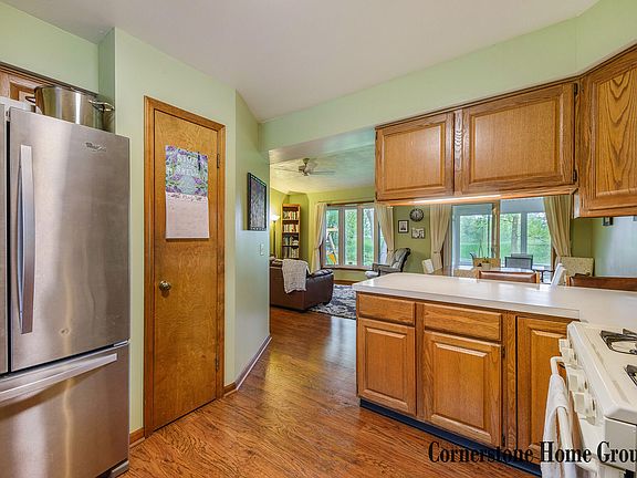 4th image of 2216 Bradford Ct NE