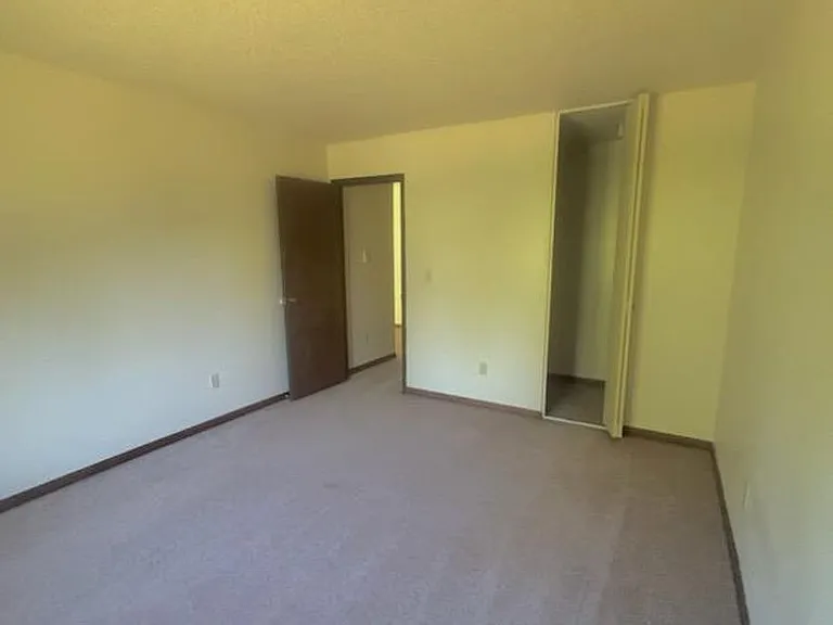 Thompson Apartments — Photo 7