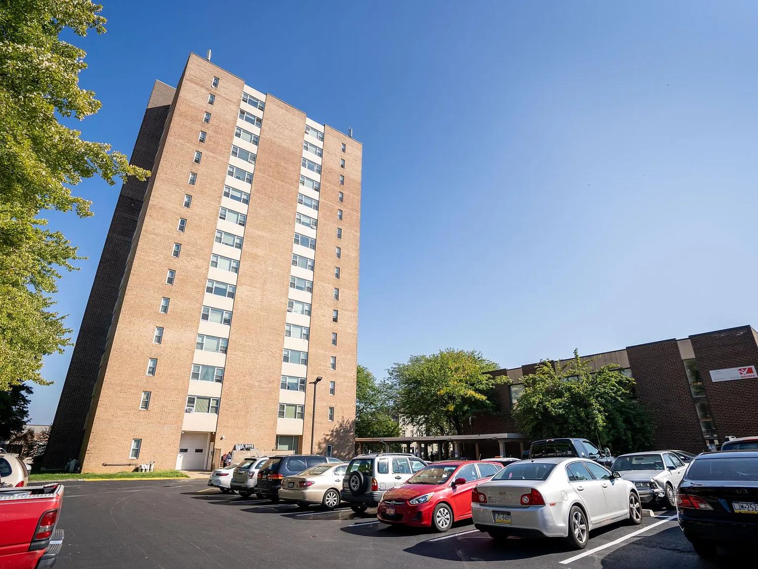Skyline View Apartments — Photo 4