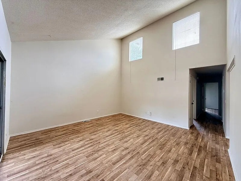 2 bed, 1.0 bath, 891 sqft, $995 — Photo 3