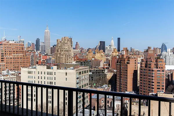 Sold by Douglas Elliman | media 24