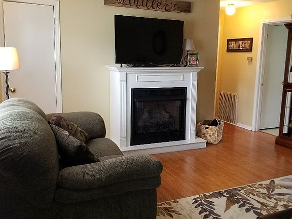 3rd image of 517 E Coyner Ave