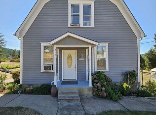 215 SE 5th St, Oakland, OR 97462