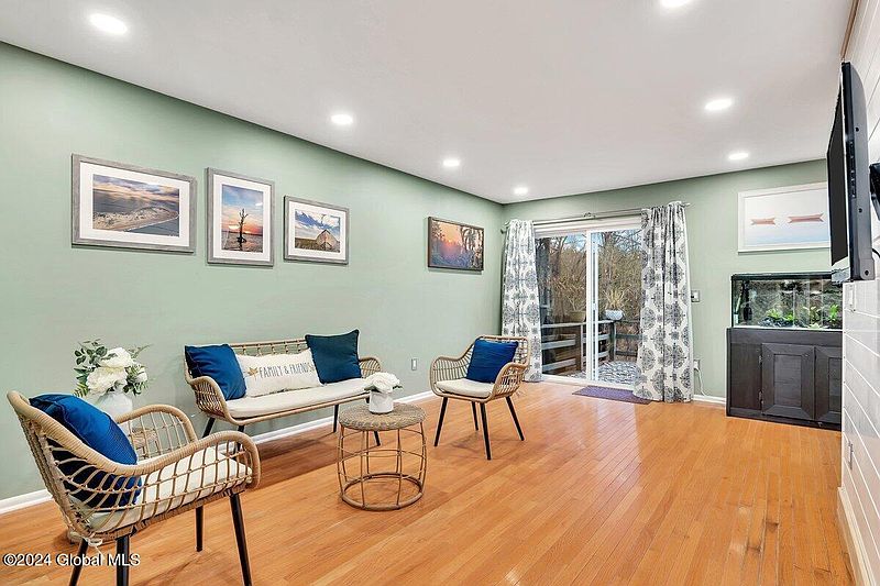 2nd image of 109 Tallow Wood Drive
