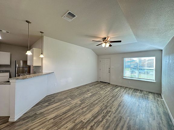 4th image of 1825 Clovis Dr