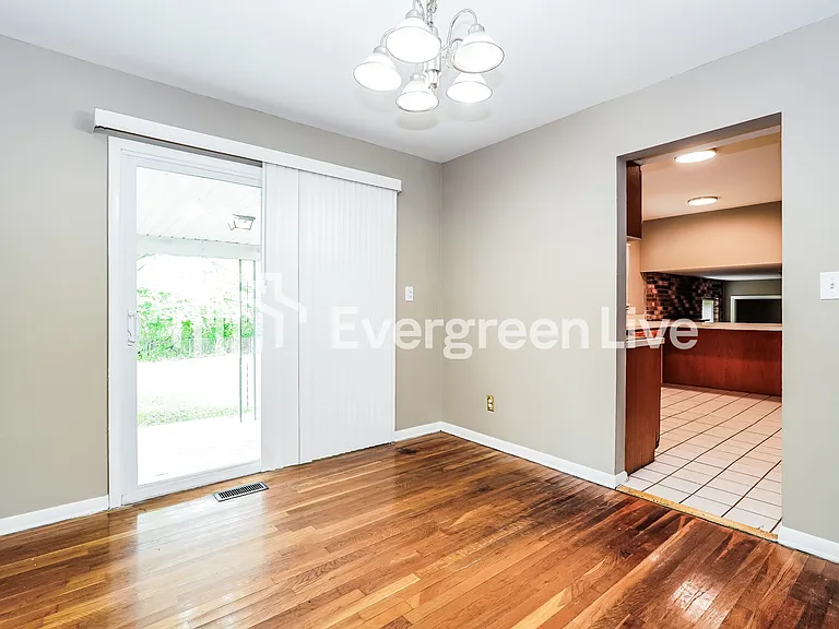 2644 Queensway Dr — Photo 6
