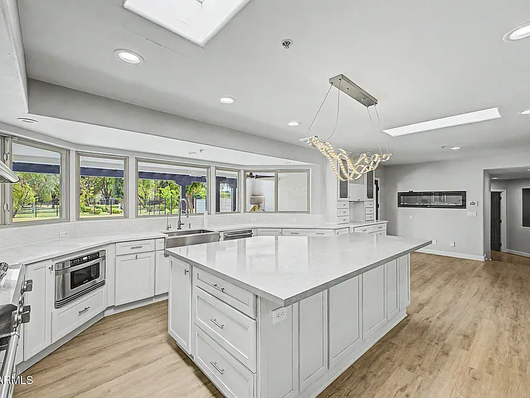 2311 E Colter St — Photo 11