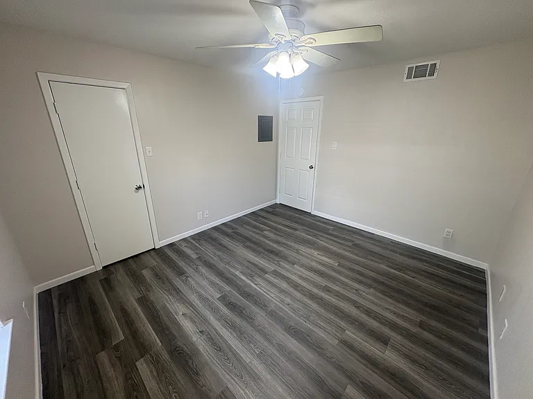 906 N Austin St — Photo 11