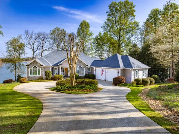 138 S Oak Pointe Dr, Seneca, SC 29672