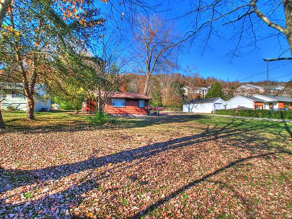 2nd image of 3403 NE Valley View Dr