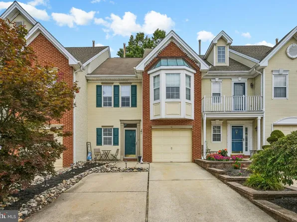 70 La Costa Dr, Blackwood, NJ 08012