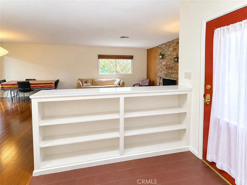4 bed, 2159 sqft, $4,000 — Photo 3