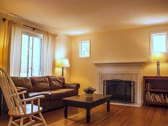 Living Room w Fireplace