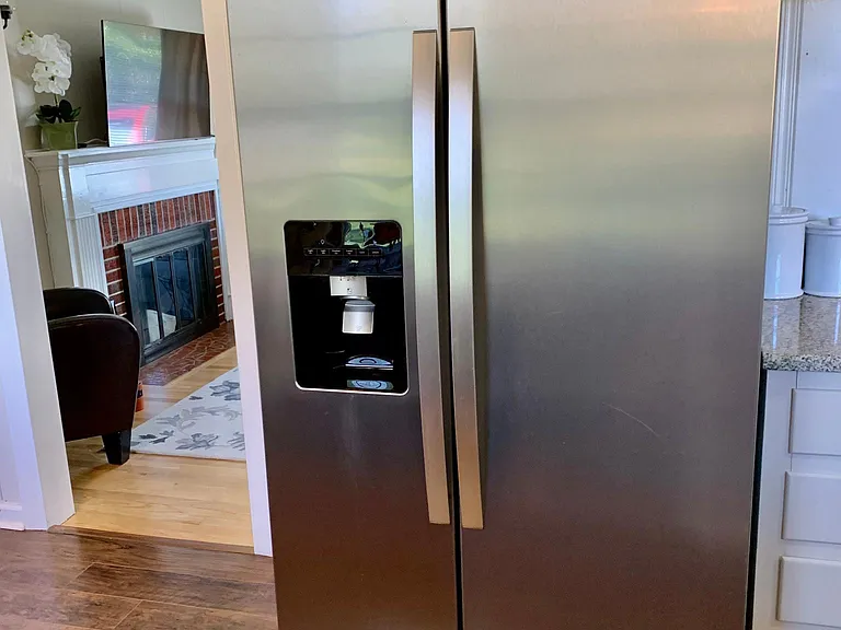 Side-by-side fridge/freezer
