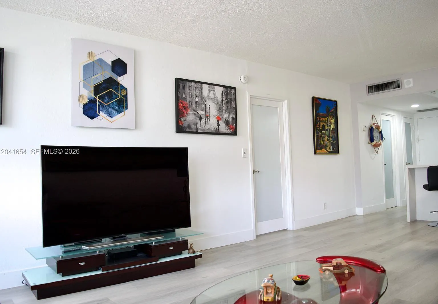 Sea Air Towers Condo — Photo 4