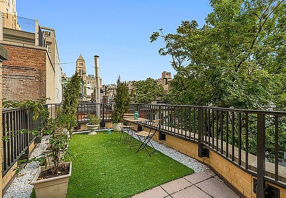 5th image of 5 E 63rd St APT 5B